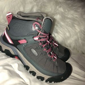 BRAND NEW KEEN hiking boots
